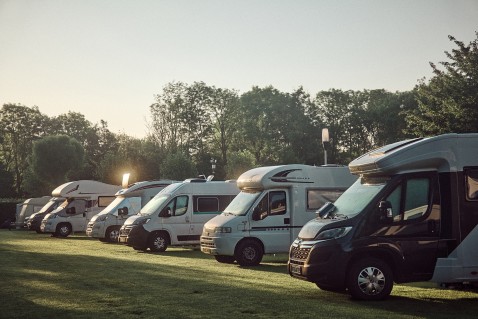Camping-cars garés côte à côte sur l'herbe au Camperpark d'Amsterdam