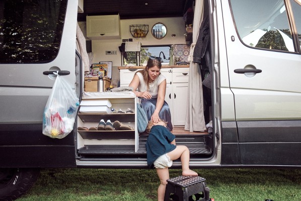 Een moeder speelt met haar kind in de caravan bij Camperpark Amsterdam