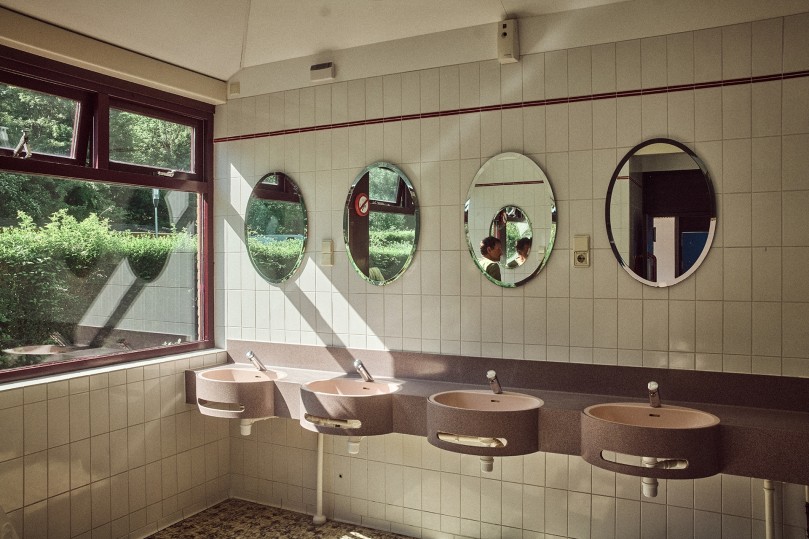 Lavabos con espejos en el edificio sanitario