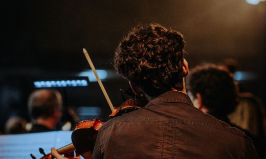 Man speelt klassieke muziek op podium
