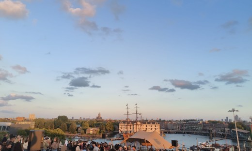 Uitzicht vanaf het NEMO dakterras in Amsterdam op het Scheepsvaartmuseum en de rest van Amsterdam